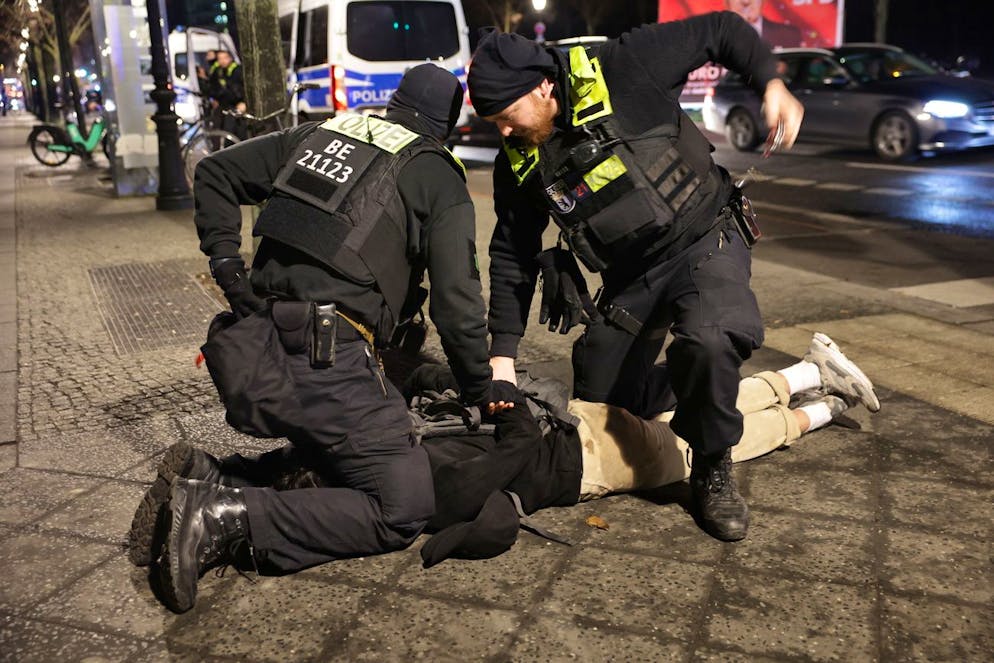 Gli agenti di polizia arrestano un uomo vicino al Memoriale dell'Olocausto a Berlino, in Germania, il 21 febbraio 2025, dopo che un altro uomo è stato gravemente ferito con un oggetto appuntito. L'uomo ferito è stato portato in ospedale e sulla scena del crimine è in corso un'indagine.