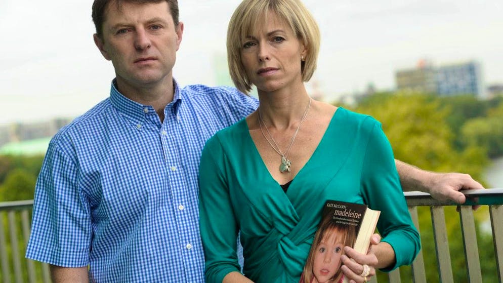 ARCHIVE - The parents of the missing Maddie, Kate and Gerry McCann, stand on a hotel balcony in Hamburg on September 16, 2011. Photo: picture alliance / dpa