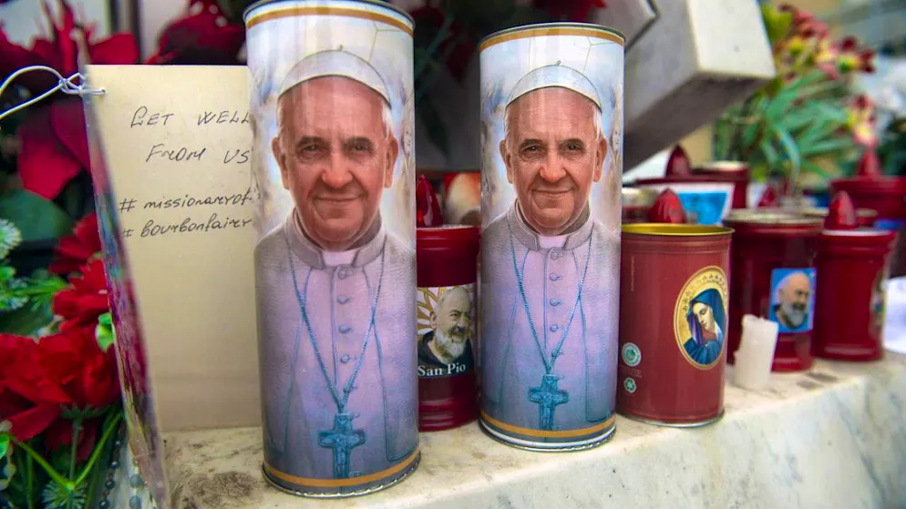 Candles with a photo of Pope Francis stand in front of the Gemelli Hospital in Rome. Photo: Alessia Giuliani/IPA via ZUMA Press/dpa