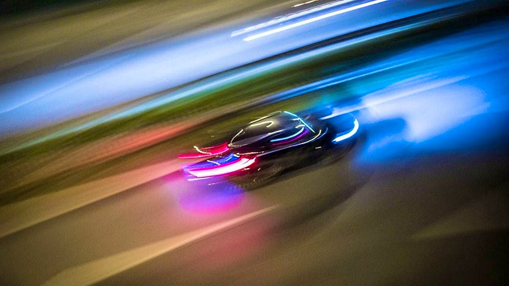 The man was traveling with children in the back seat. (symbolic image)