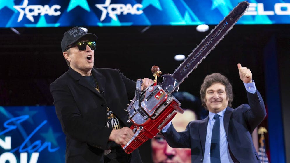 Mächtige unter sich: Elon Musk mit der Kettensäge – einem Geschenk des argentinischen Präsidenten Javier Milei (r.).