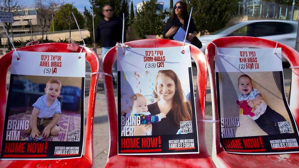 Posters of Shiri Bibas and her sons Ariel (l) and Kfir (r), who were taken hostage by members of the Hamas terrorist organization on October 7, 2023. Photo: Maya Alleruzzo/AP/dpa