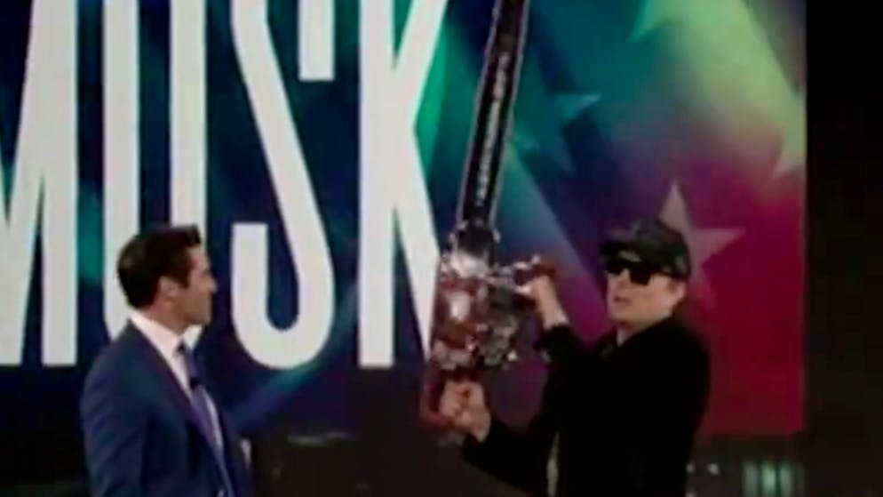 Together with the President of Argentina. Elon Musk receives chainsaw - then goes crazy on stage