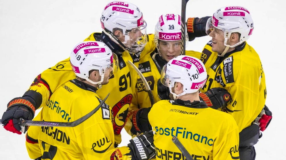The Bern players celebrate after scoring the goal to make it 1:4 - and thus qualifying for the playoffs.