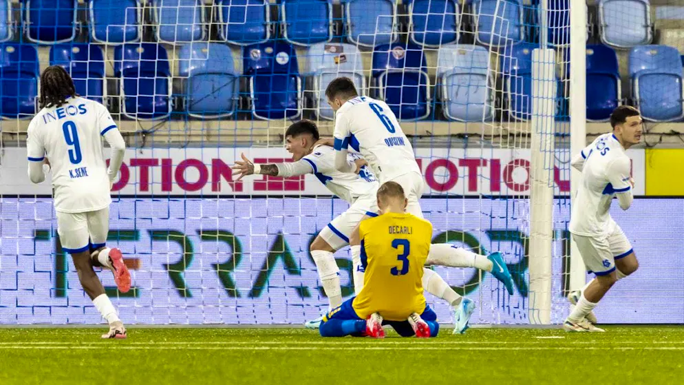 Fabricio Oviedo celebrates, Saulo Decarli can't believe it