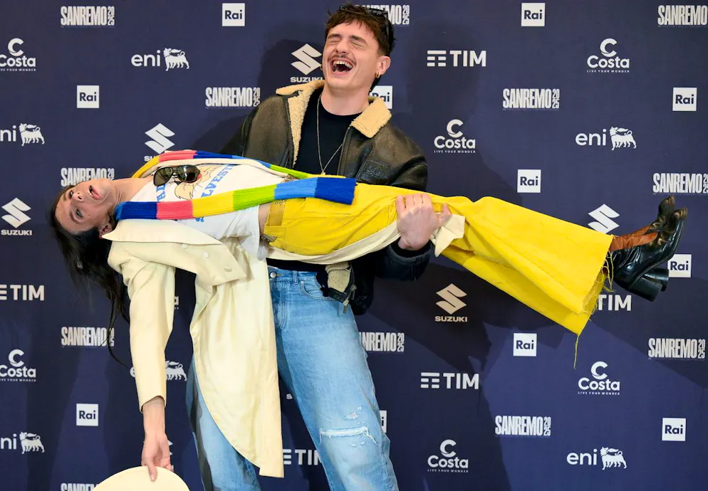 Olly, vincitore di Sanremo 2025, tiene in braccio il secondo classificato Lucio Corsi.