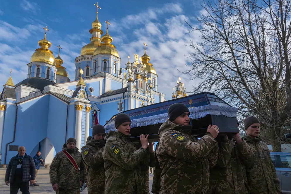 Nach drei Jahren Krieg ist das Schicksal der Ukraine offen - Gallery. Soldatenbegräbnisse sind für die Ukraine bitterer Alltag geworden. (Archivbild)