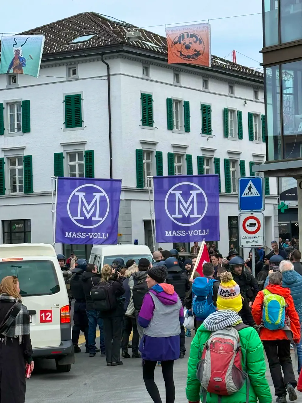 Die Gruppe «Mass-Voll» präsentiert trotz Demo-Verbot ihre Flagge in Einsiedeln.
