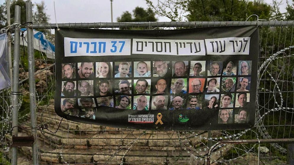 The portraits of hostages can be seen on a large poster in Jerusalem. Photo: Mahmoud Illean/AP/dpa