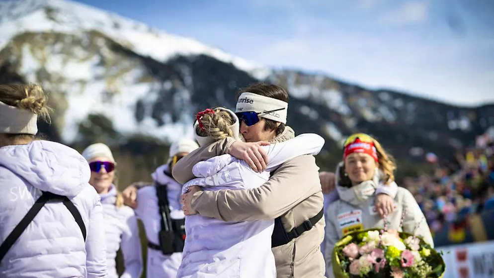 Champagne and tears to say goodbye - Gallery. A big hug: Elisa Gasparin (left) with head coach Sandra Flunger