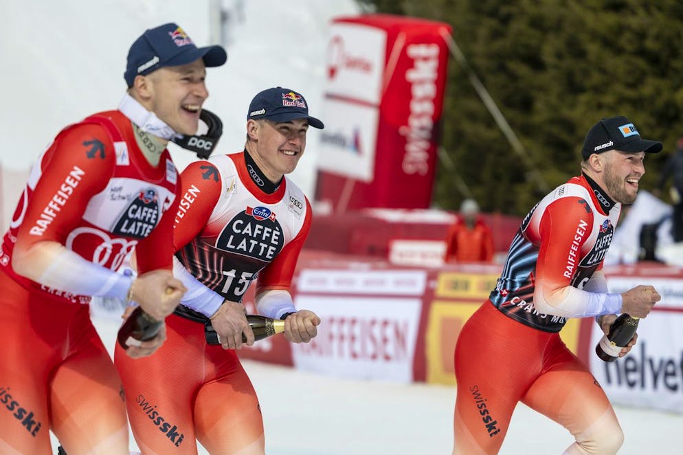 Franjo von Allmen, Alexis Monney e Marco Odermatt festeggiano la vittoria a Crans Montana.