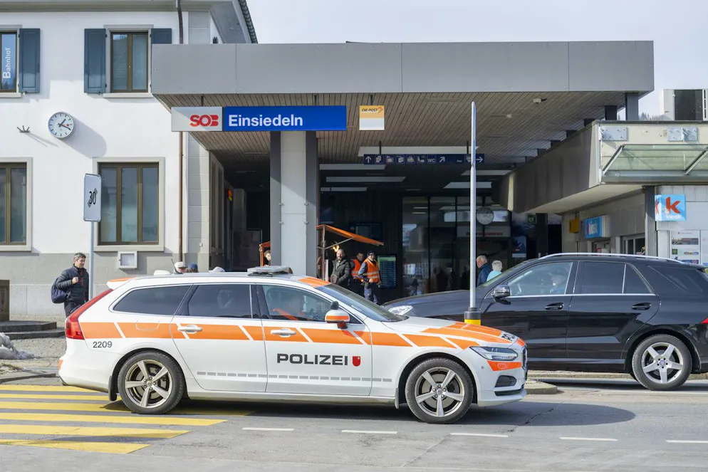 Die Kantonspolizei Schwyz ist am Samstag aufgrund der angekündigten Demos in Einsiedeln mit viel Personal vor Ort.