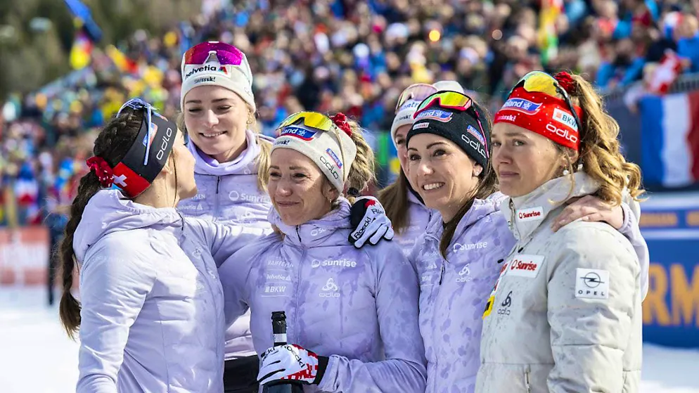 Champagne and tears to say goodbye - Gallery. Surrounded by friends, sisters and teammates: (from left) Aita Gasparin, Amy Baserga, Elisa Gasparin, Lena Häcki-Gross, Selina Gasparin and Lea Meier