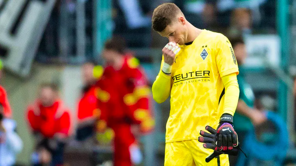 Jonas Omlin saw the red card early in the game against Augsburg.