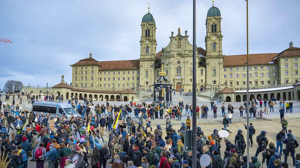 Protected by the police, the demonstration against Weidel and the AfD marches past Einsiedeln Abbey.