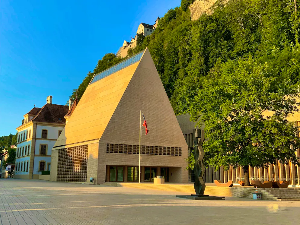 Many call the parliament building a "Toblerone cube".
