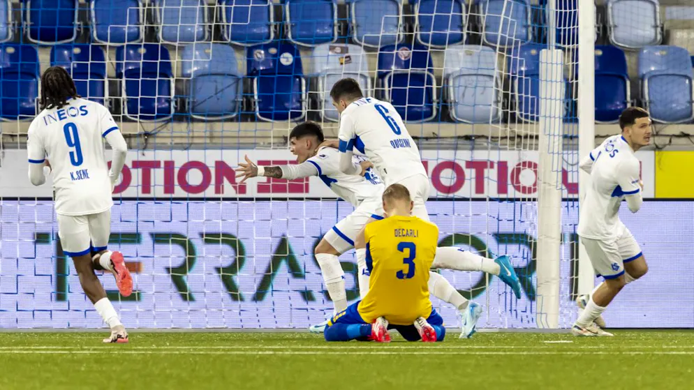Fabricio Oviedo jubelt, Saulo Decarli kann es nicht glauben