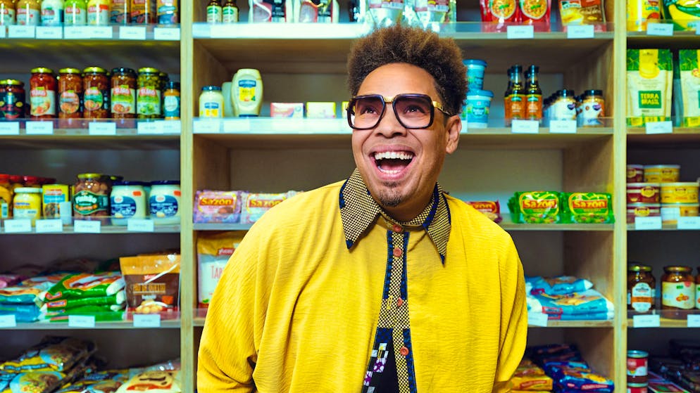 «Da bambino ho pensato a lungo che mio padre e mio nonno fossero gli unici uomini eterosessuali. Ho amato quell'epoca perché era così colorata e fiorita»: Marc Sway a blue News.