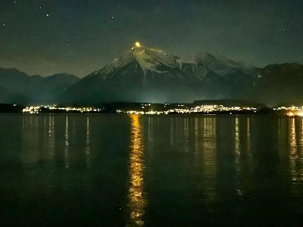 Spring pictures. The sky was already clear during the night. Lake Thun and the Niesen are in the best light even without the sun.