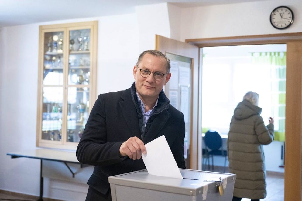 Tino Chrupalla, AfD-Bundesvorsitzender, gibt in einem Wahllokal in Sachsen seinen Stimmzettel ab.