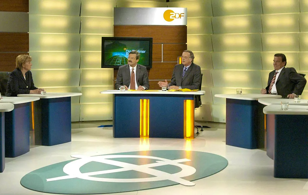 The Elephants' Round Table after the Bundestag elections on September 18, 2005 in the ZDF capital studio in Berlin: Union Chancellor candidate Angela Merkel, the editors-in-chief of ZDF and ARD, Nikolaus Brender, Hartmann von der Tann, and Federal Chancellor Gerhard Schröder.