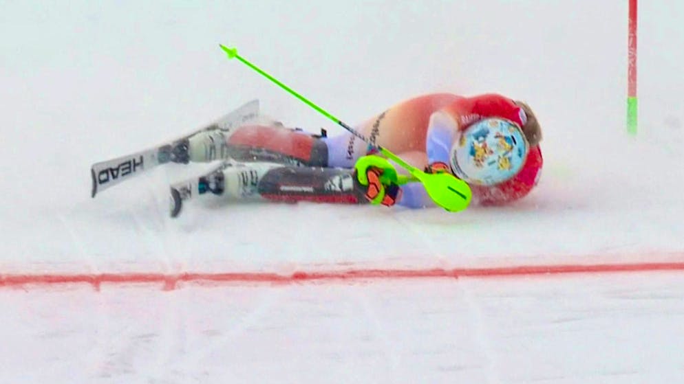 Slalom di Sestrière. Camille Rast si schianta violentemente a pochi metri dal traguardo