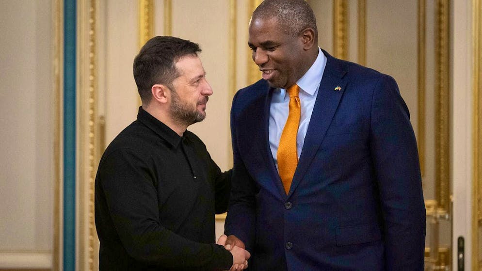 ARCHIVE - British Foreign Secretary David Lammy (r) is greeted by Volodymyr Zelensky, President of Ukraine (archive photo). Photo: Efrem Lukatsky/AP/dpa
