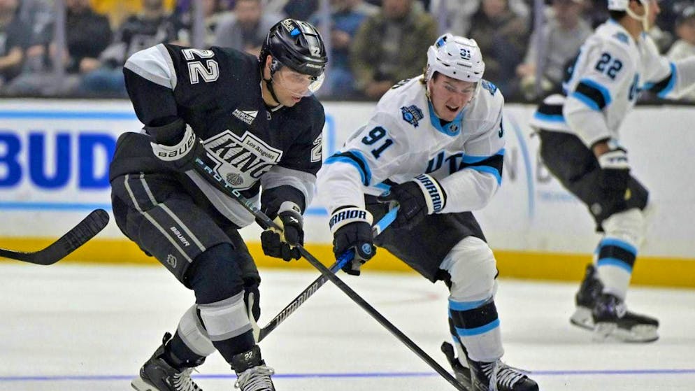 Kevin Fiala (l.) of the Los Angeles Kings holds onto the puck in the home game against Utah