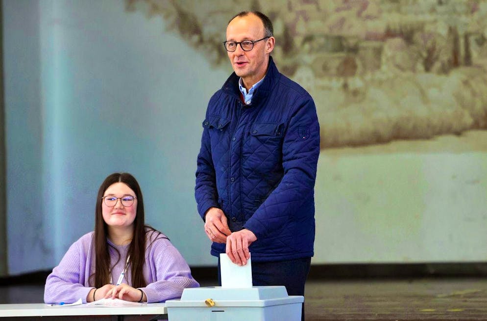 Scholz, Merz. Friedrich Merz, CDU party chairman and candidate for chancellor, casts his vote at the polling station in the Schützenhalle Arnsberg-Niedereimer in North Rhine-Westphalia.