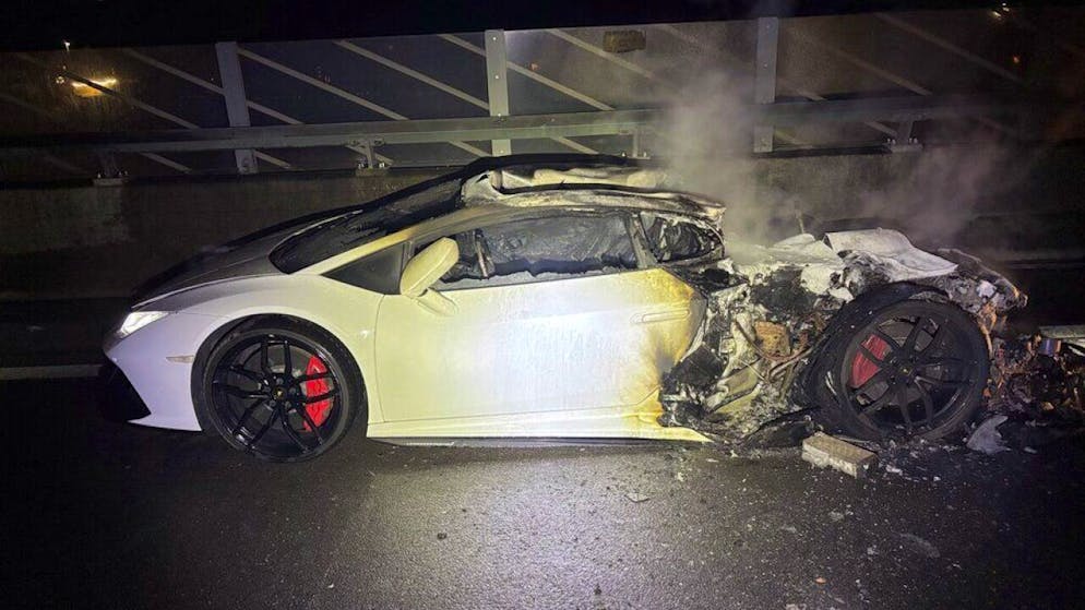 La vettura sportiva completamente distrutta dalle fiamme.