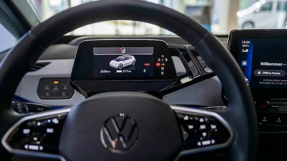 Lenkende eines automatisierten Fahrzeugs dürfen ab dem 1. März auf Autobahnen einen Autobahnpiloten verwenden. (Themenbild)