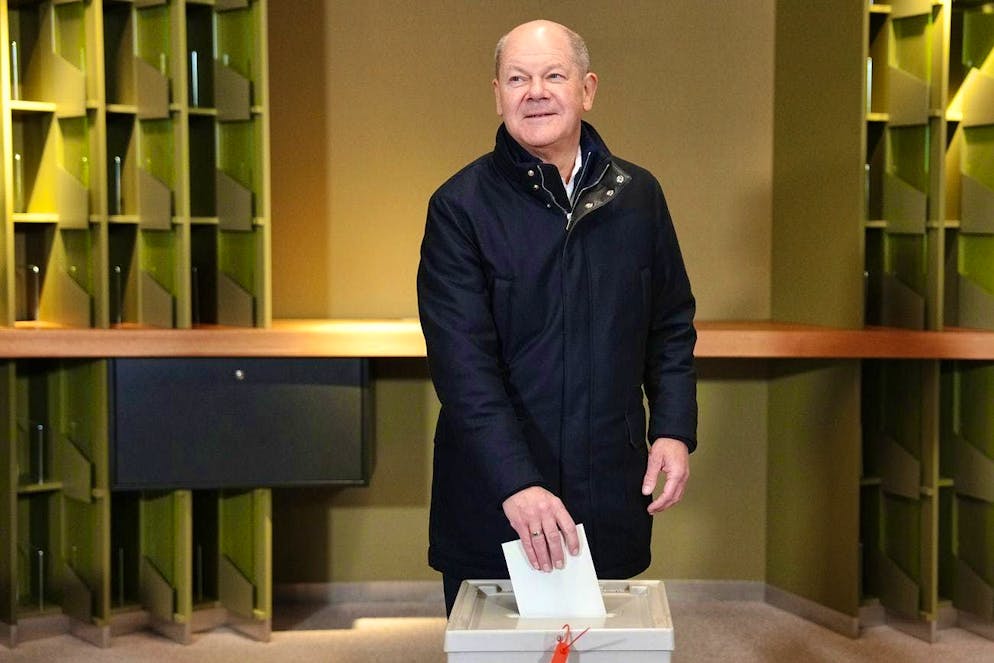 Scholz, Merz. Federal Chancellor Olaf Scholz (SPD) casts his vote at the polling station in Potsdam.