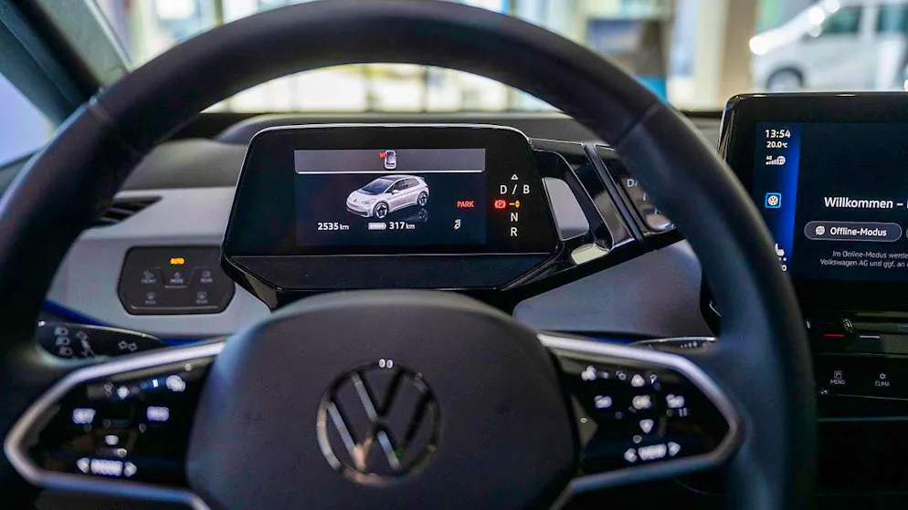 Drivers of an automated vehicle will be allowed to use a highway pilot on freeways from March 1. (theme picture)