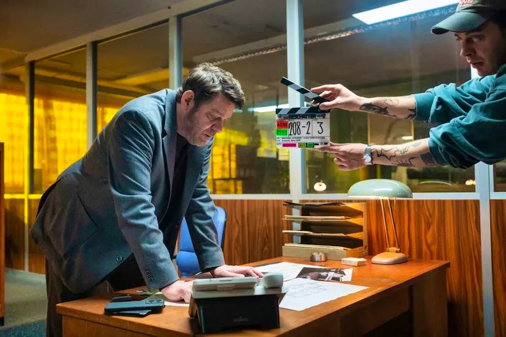 The SRF series "Der Beschatter" enters its second season: Roeland Wiesnekker once again plays the unpredictable detective and ex-policeman Leo Brand.