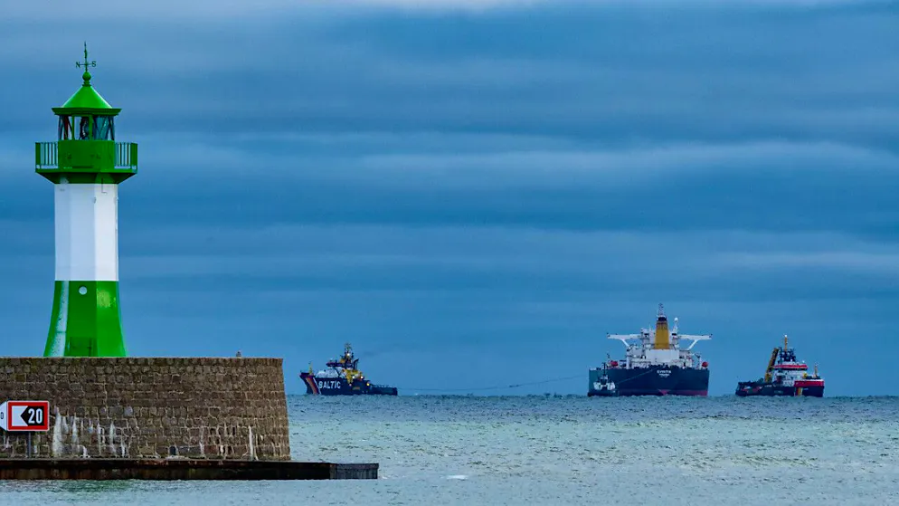 ARCHIV - Der manövrierunfähige Tanker «Eventin» liegt zwischen Binz und Sassnitz auf der Reede Sassnitz. Foto: Stefan Sauer/dpa