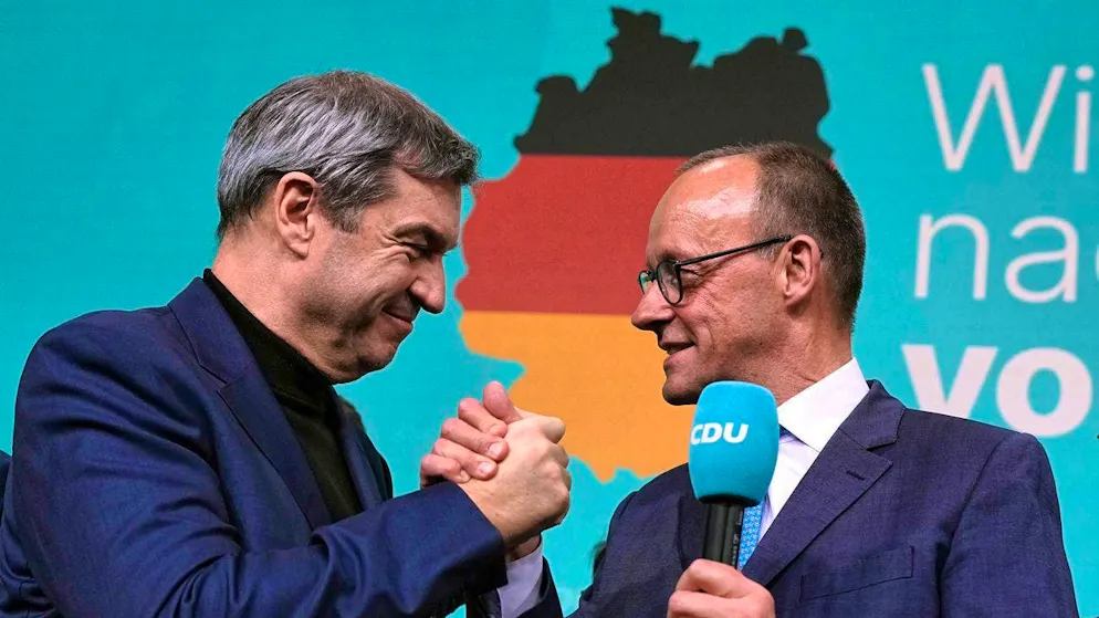 On election night, they stand on stage and pat each other on the back: CDU leader Friedrich Merz (r.) and CSU leader Markus Söder. o: Michael Kappeler/dpa +++ dpa Bildfunk +++