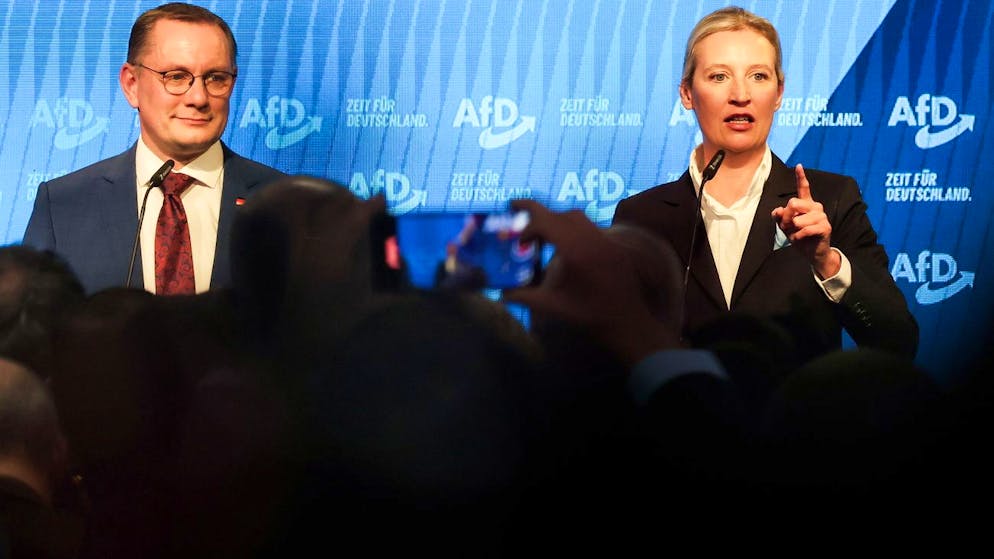 Alice Weidel (r.), Bundesvorsitzende und Kanzlerkandidatin der AfD, und Tino Chrupalla, AfD-Bundesvorsitzender, bei der Wahlparty der AFD in der AfD Bundesgeschäftsstelle in Berlin.