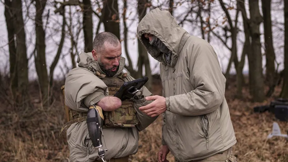 Andrii Rubliuk (links) gibt sein Wissen an andere Soldaten weiter.