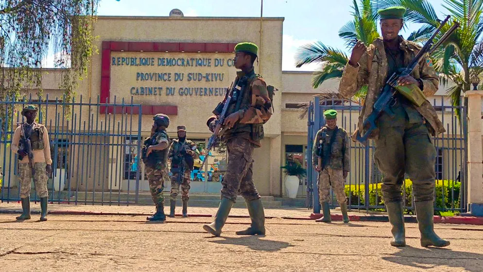 M23 rebels stand guard in front of the administration building of South Kivu province in the center of the second largest city in eastern Congo, Bukavu. Photo: Janvier Barhahiga/AP/dpa
