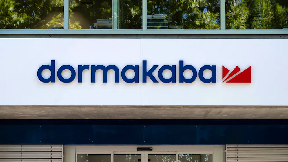 Das Logo von Dormakaba am Produktionsstandort in Wetzikon ZH.