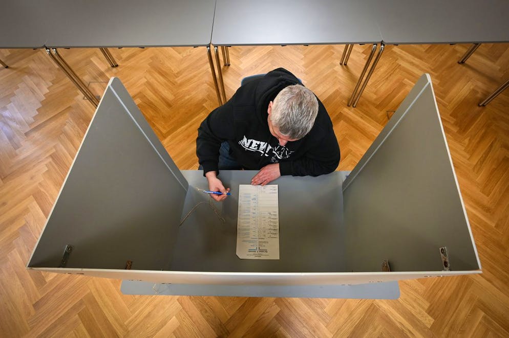 Ein Wähler am Sonntag in Sachsen: Deutschland zeigt sich tief gespalten. 