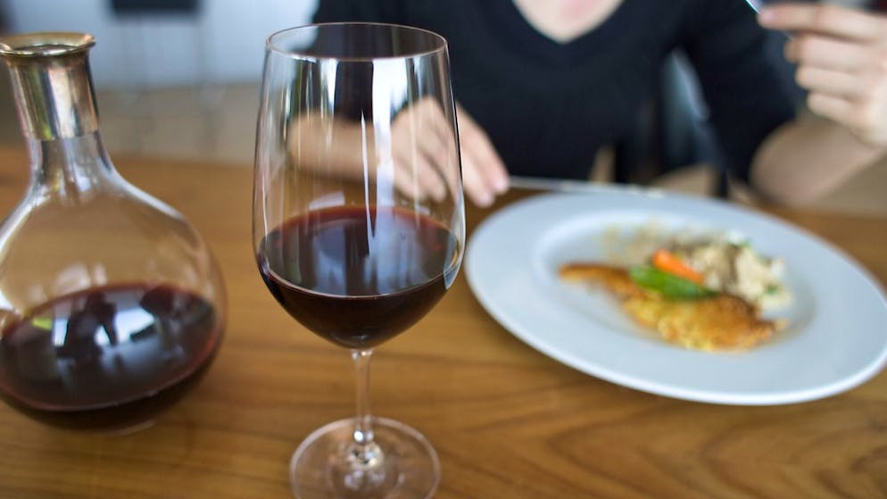 Il bicchiere a tavola va assolutamente evitato?