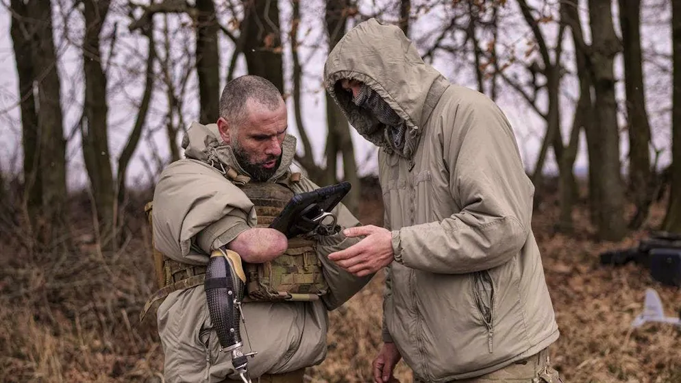 Andrii Rubliuk (left) passes on his knowledge to other soldiers.