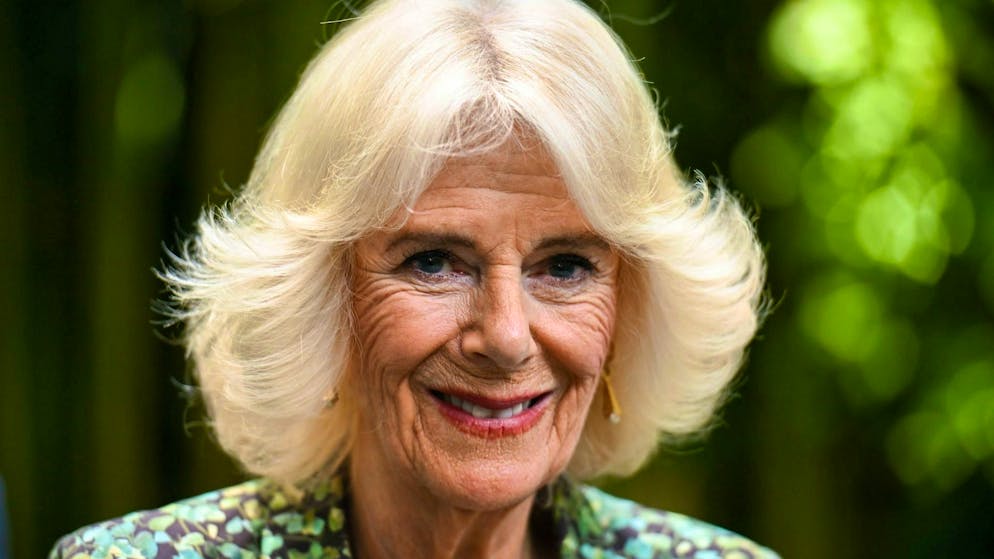 La regina Camilla si è fatta tagliare i capelli dalla parrucchiera londinese Jo Hansford per oltre 35 anni.