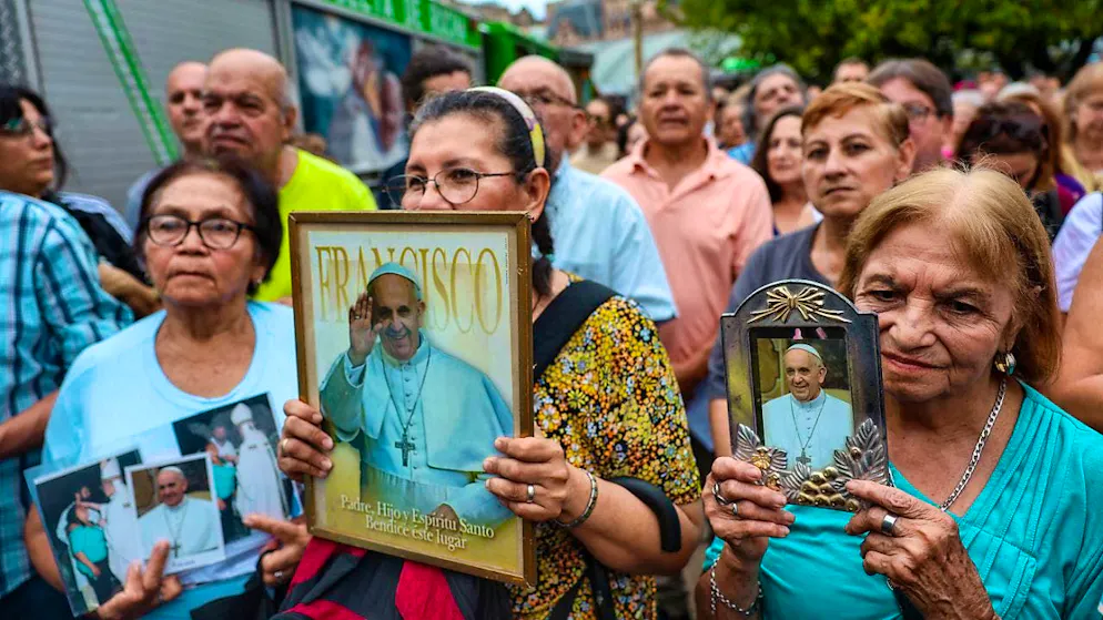 Believers in Argentina pray for the health of Pope Francis. Photo: Cristina Sille/dpa