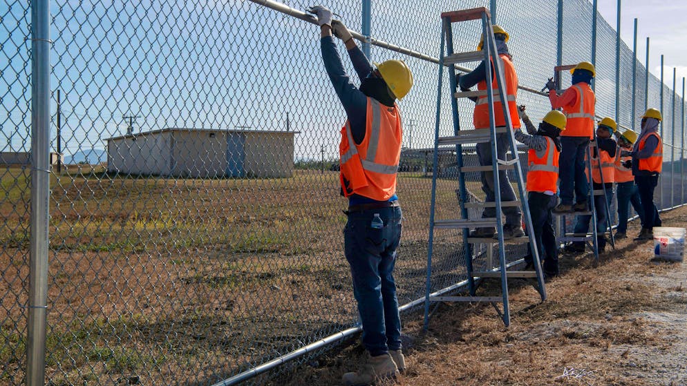 Vertragsarbeiter des US-Verteidigungsministeriums errichten einen Zaun um das Abschiebelager auf dem US-Marinestützpunkt Guantánamo Bay zu vergrössern. (15. Februar 2025)