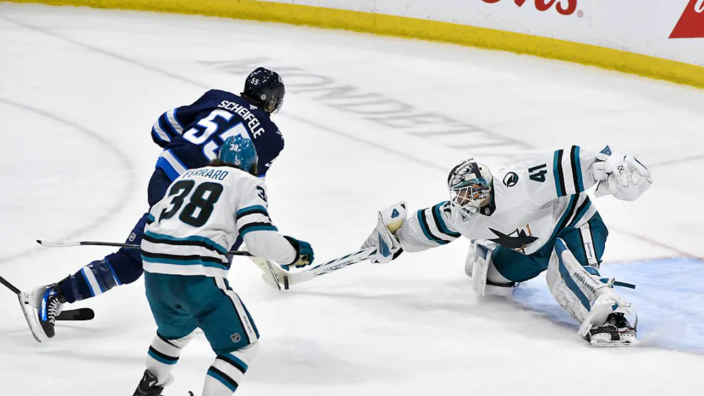 Die Entscheidung: Mark Scheifele (Nummer 55) trifft in der Verlängerung zum 2:1 für die Jets