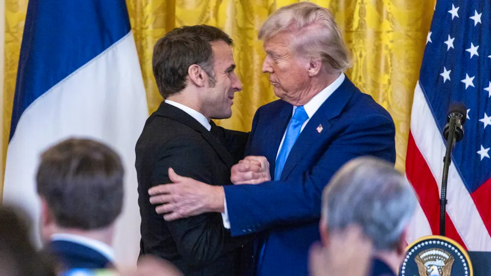 Die Momente zwischen Frankreichs Staatschef Emmanuel Macron (l.) und US-Präsident Donald Trump wirken immer sehr verspannt: Die Handschläge zwischen den beiden werden auch als eine Art Machtprobe gewertet – auch am Montag wurde es im Weissen Haus wieder handfest.