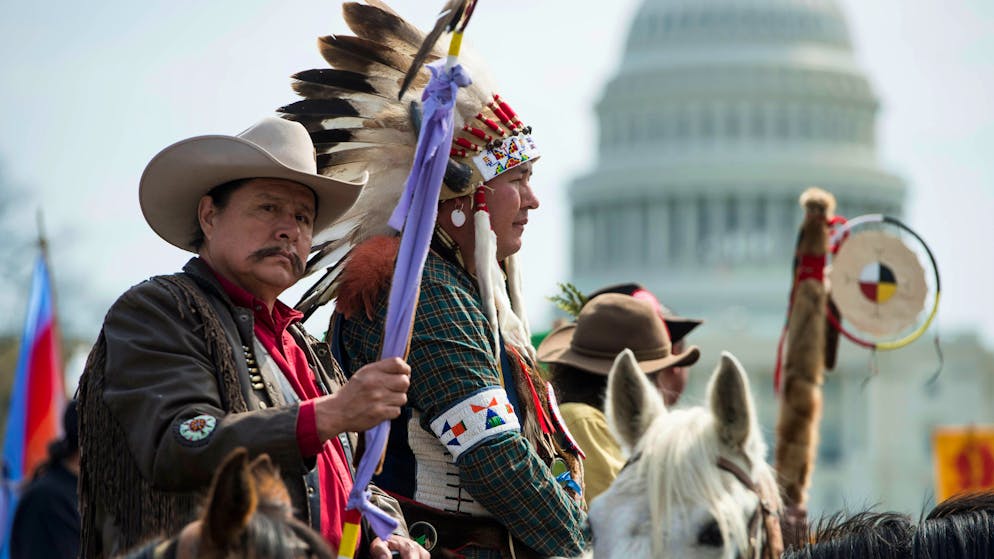 Indigene Stämme protestierten am 22. April 2014 in Washington vor dem Kapitol gegen die Keystone XL Pipeline – 2018 klagten sie dagegen, unter anderem, weil die Pipeline die Wasserversorgung in South Dakota hätte gefährden können. 