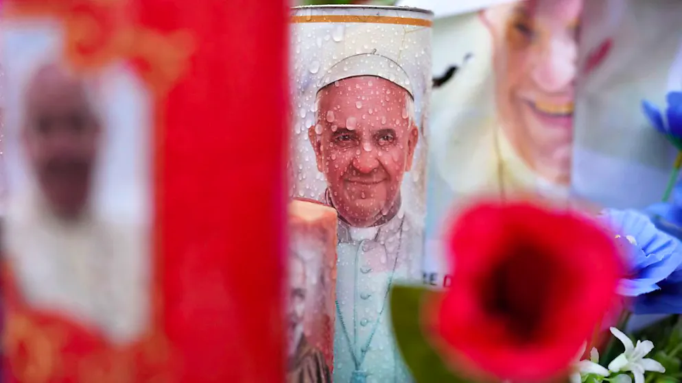 Kerzen und Blumen für Papst Franziskus. Foto: Alessandra Tarantino/AP/dpa